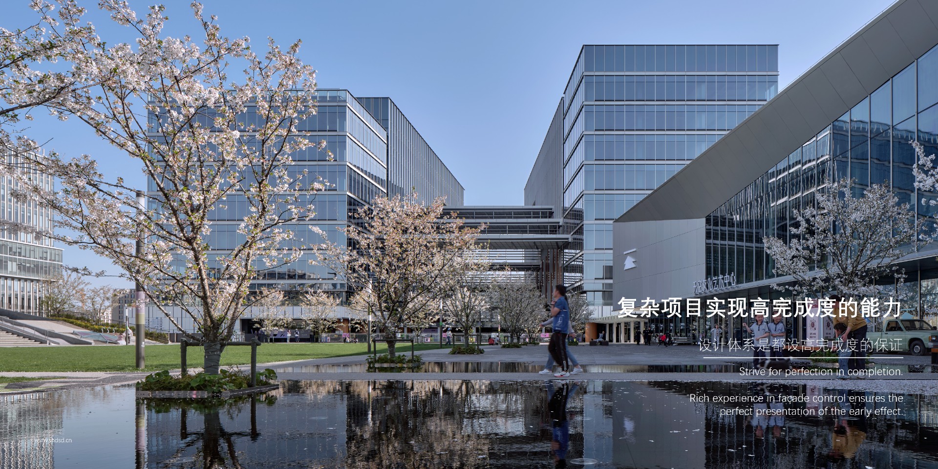 山川风景照，展示了壮丽的山脉和清澈的湖泊